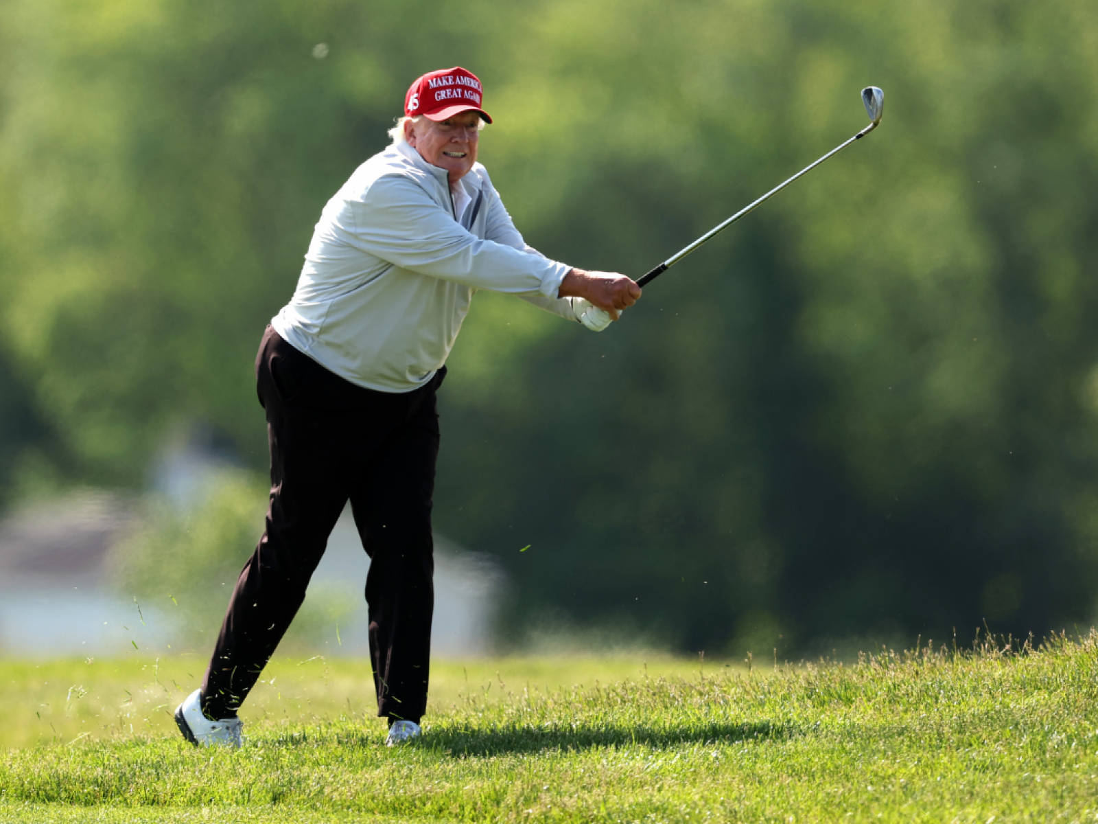 Video of Donald Trump's Awful Golf Shot Goes Viral After Debate